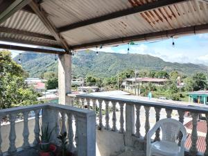 a balcony with a chair and a view of the mountains at Hostal Buena Esperanza El Copé de La Pintada in El Copé