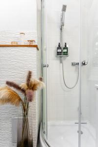 a bathroom with a shower with a glass door at K1 Piatok Sobota Disco Cez tyzden tichy apartman in Košice +20 photos