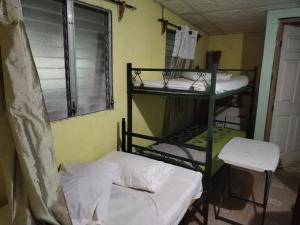 Habitación pequeña con litera y ventana en Hostal Buena Esperanza El Copé de La Pintada en El Copé