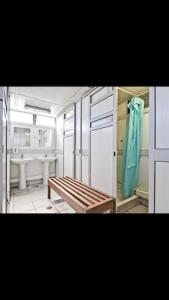 baño con lavabo y banco. en Cozy Lisbon Marina Sleepaboard - Sail Away, en Lisboa