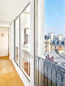 einen Balkon mit Stadtblick in der Unterkunft Saint Sulpice Towers in Paris