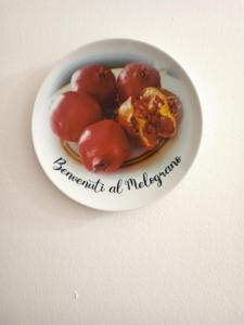 een bord met tomaten op tafel bij Il Melograno in Gaggi