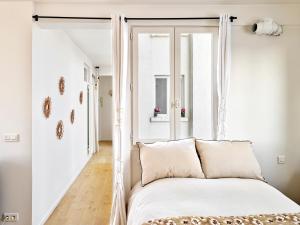 Schlafzimmer mit einem Bett und einem Fenster in der Unterkunft Saint Sulpice Towers in Paris