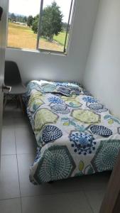 Posto letto in camera con finestra di Apartamento completo a Tocancipá