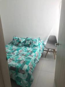 a bedroom with a bed and a chair in it at Apartamento completo in Tocancipá