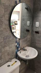 a bathroom with a sink and a mirror at Apartamento completo in Tocancipá