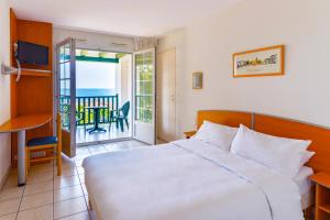 ein Hotelzimmer mit Bett und Balkon in der Unterkunft Azureva Hendaye in Hendaye