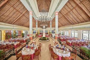 A restaurant or other place to eat at Bahia Principe Grand Coba - All Inclusive