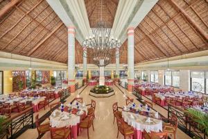 een weergave van de feestzaal in het resort bij Bahia Principe Grand Coba - All Inclusive in Akumal