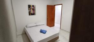 uma pequena cama num quarto com um espelho em Casa aconchego da Camila em Foz do Iguaçu