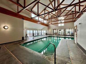a large indoor pool with a large swimming pool at Surfside on Lake Superior in Tofte