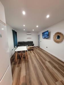 uma sala de estar com um sofá e uma mesa em Caímachado em Cádis