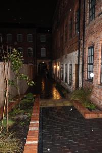 um beco vazio num edifício antigo à noite em Modern home in Birmingham em Birmingham
