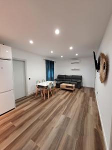 uma sala de estar com um sofá e uma mesa em Caímachado em Cádis
