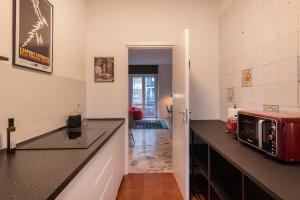 eine Küche mit einer Arbeitsplatte und einer Mikrowelle in der Unterkunft Milano city life in Mailand