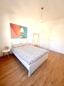una camera da letto con un letto e un quadro sul muro di Suite BonBon a Roma