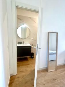 un bagno con uno specchio e un lavandino di Suite BonBon a Roma
