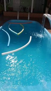 - une piscine avec deux flexibles dans l'établissement Casa com Piscina, à Serra