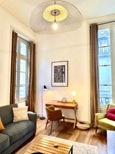 パリにあるLes appartements de l'atelier Paris 3のリビングルーム(ソファ、テーブル付)