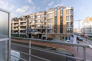 - Balcón con vistas a un edificio en Luxury apartment with parking in Knokke en Knokke-Heist