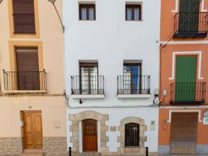 Béznar的住宿－Casa Matias，一座带色彩缤纷的门和阳台的建筑