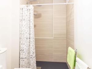 Béznar的住宿－Casa Matias，浴室内配有淋浴帘。