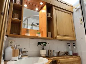 ein Badezimmer mit Waschbecken und Spiegel in der Unterkunft Ski ou Thermes? Un appt cabine avec vue magnifique in Saint-Gervais-les-Bains + 33 Fotos