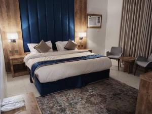 Postel nebo postele na pokoji v ubytování Maya Suits