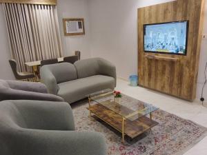 TV a/nebo společenská místnost v ubytování Maya Suits