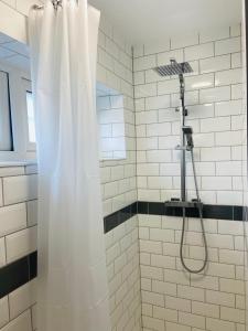 um chuveiro com uma cortina de chuveiro branca na casa de banho em Botany Bay view Seaside Home em Broadstairs