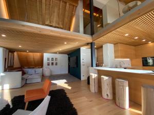 eine große Küche und ein Wohnzimmer mit einer Theke in einem Haus in der Unterkunft Luxury Chalet in the Tarvisio mountains in Camporosso in Valcanale
