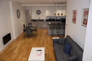 uma sala de estar e cozinha com um sofá e uma mesa em Modern home in Birmingham em Birmingham