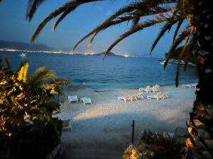 una playa con tumbonas y el océano en Hotel Marco Polo en Slatine