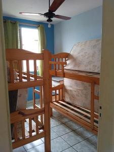 Zimmer mit 2 Etagenbetten und einem Fenster in der Unterkunft Apartamento para temporada in Mongaguá