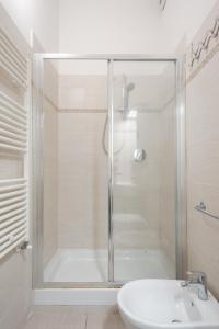 uma casa de banho com um chuveiro, um lavatório e um WC. em Duomo Apartment em Florença