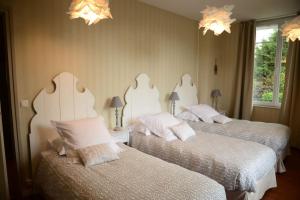 a bedroom with two beds and two lamps at Vaste Maison de 300 m2 en forme de bateau pour 15 L'Iliade in Port-en-Bessin-Huppain