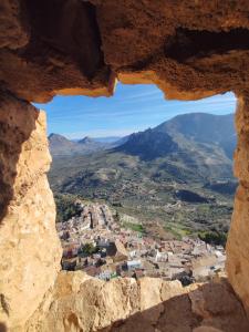 una ventana en una montaña con vistas a una ciudad en Hotel Rural Aznaitín, en Albanchez de Úbeda