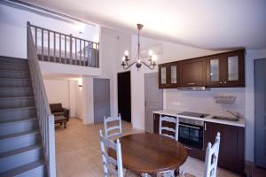 a kitchen and dining room with a table and chairs at Mas d'Alaure B&B in Verquières