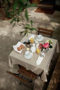 een witte tafel met eten en drinken erop bij Mas d'Alaure B&B in Verquières