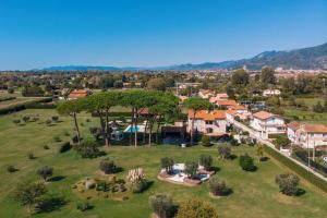 una vista aérea de una casa con un parque en La Campagnola, en Pietrasanta