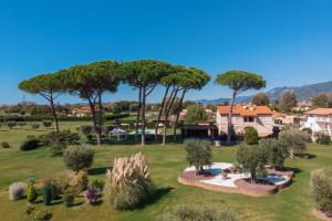 een luchtzicht op een tuin met een zwembad en bomen bij La Campagnola in Pietrasanta