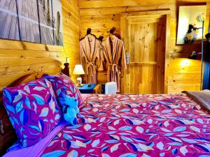 1 dormitorio con 1 cama y paredes de madera en Chalet Chevreuil avec piscine privée, en Lucéram