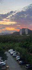una fila de coches aparcados en un estacionamiento en Barra da Tijuca Rio Centro Recreio Praia, en Río de Janeiro