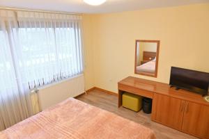 TV a/nebo společenská místnost v ubytování Къща за гости ГРАНИТ