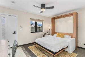 Schlafzimmer mit einem Bett und einem Deckenventilator in der Unterkunft Midtown Marvel: Trendy Studio in the Heart of Reno in Reno