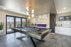 uma sala de bilhar com uma mesa de bilhar numa casa em Midtown Marvel: Trendy Studio in the Heart of Reno em Reno