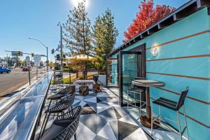 eine Terrasse mit Stühlen und einem Tisch auf einem Gebäude in der Unterkunft Midtown Marvel: Trendy Studio in the Heart of Reno in Reno
