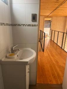 baño con lavabo y suelo de madera en Casa Vaguada Laguna Verde, en Laguna Verde
