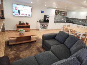 un salon avec un canapé et une table dans l'établissement Ocean View Lagos, à Lagos