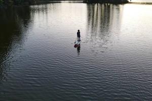 Výhled na řeku, která protéká v blízkosti prázdninového domu